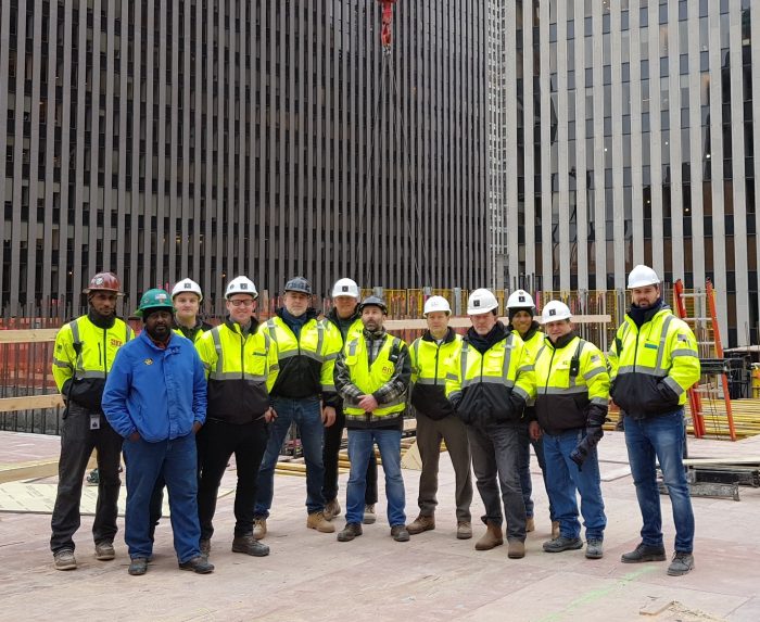 Luis Riu y su equipo ante la obra de remodelación del futuro Riu Plaza Manhattan Times Square, que abrirá en 2021 en Nueva York