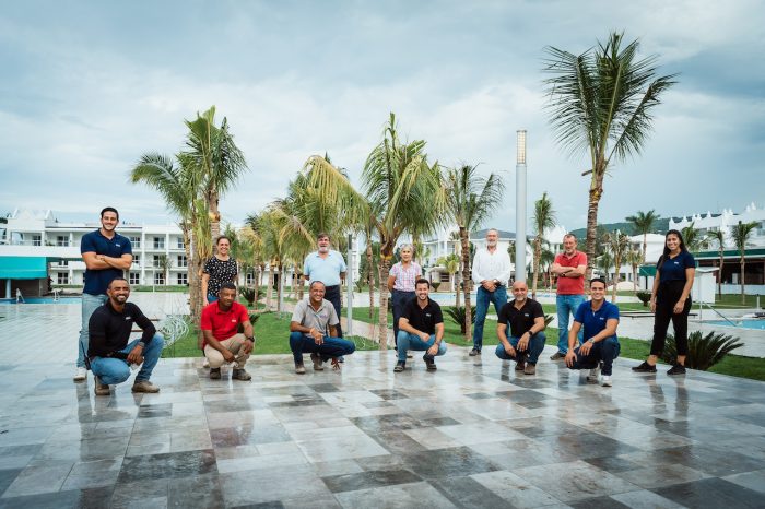 Luis Riu, con el equipo encargado de las obras de reforma del Riu Montego Bay en Jamaica