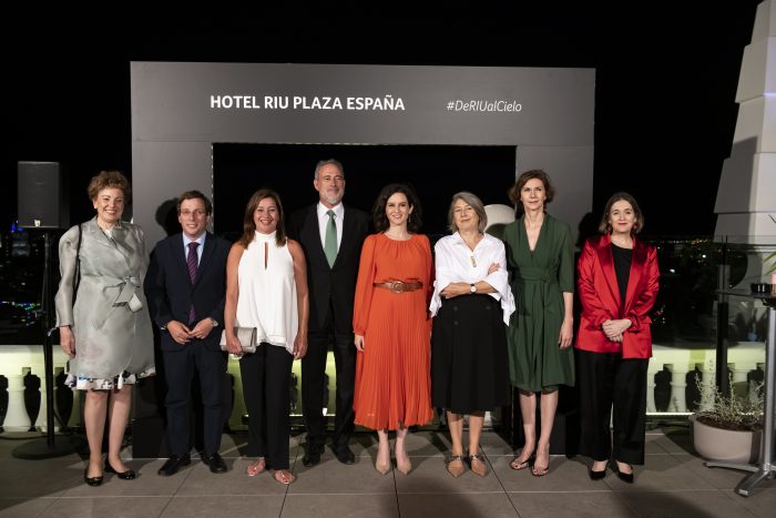 From left to right: Mexico's ambassador to Spain, Roberta Lajous Vargas; the mayor of Madrid, José Luis Martínez-Almeida; the president of the Balearic government, Francina Armengol; the CEO of Riu, Luis Riu; the president of the Madrid Community, Isabel Díaz Ayuso; the CEO of the hotel, Carmen Riu; the secretary of state, Isabel Oliver; and Madrid's tourism minister, Marta Rivera de la Cruz.