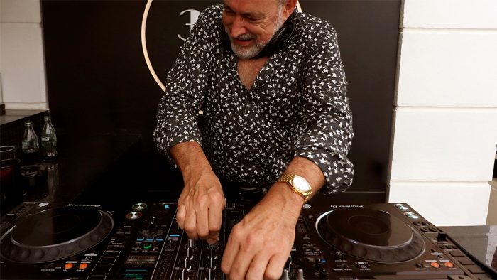 Luis Riu mit seinem Pioneer DJ-Mischpult während einer Musiksession auf der 360ºTerrasse des Hotels Riu Plaza España.