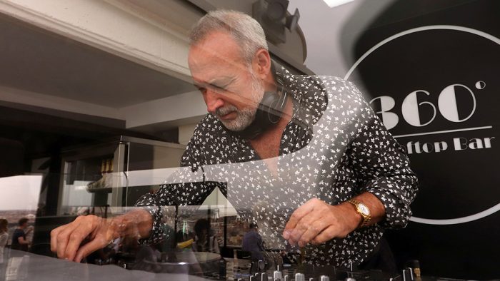 Luis Riu en la cabina de DJ de la terraza 360 del Hotel Riu Plaza España en Madrid.
