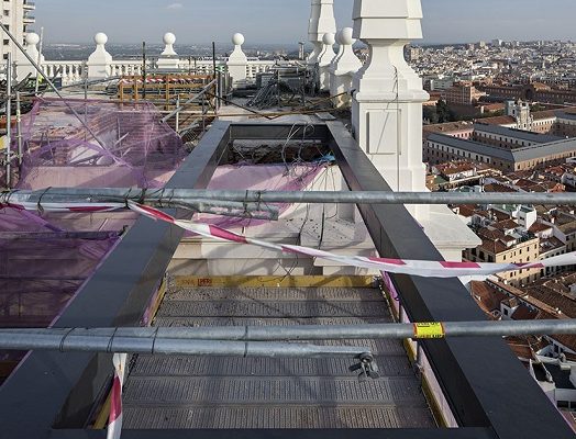 Construction of the glass footbridge at the Riu Plaza España