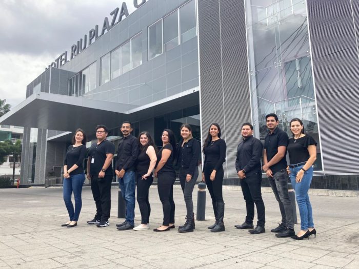 Von links nach rechts: Reyna Márquez, quality manager, Luis González, Francisco Valadez, Perla Martínez, Daniela Enciso, Martha Fragoza, Claudia Virgen, Eduardo Santiago, Miguel González, supervisors; Silvia Contreras, head of training. 