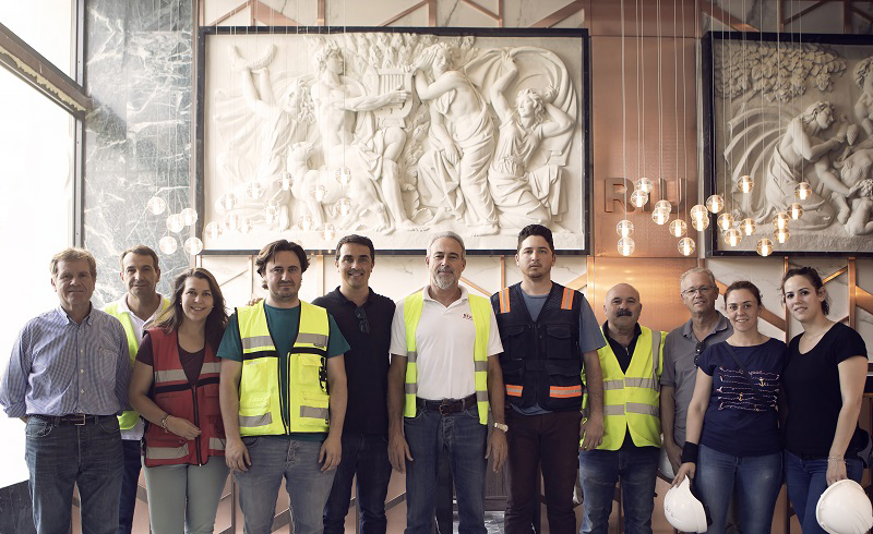 Luis Riu, with some members of the team involved in the Riu Plaza España construction work at the reception area