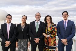 Luis Riu, in der Mitte, mit seiner Frau Isabel und seinen Kindern Luis, Naomi und Roberto Riu, bei der Eröffnung des Riu Plaza España