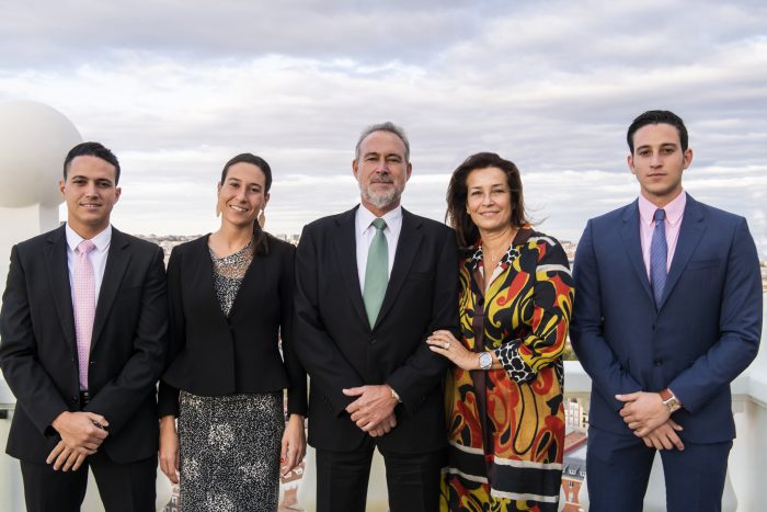 Luis Riu, en el centro, con su esposa, Isabel, y sus hijos Luis, Naomi y Roberto Riu, en la inauguración del Riu Plaza España