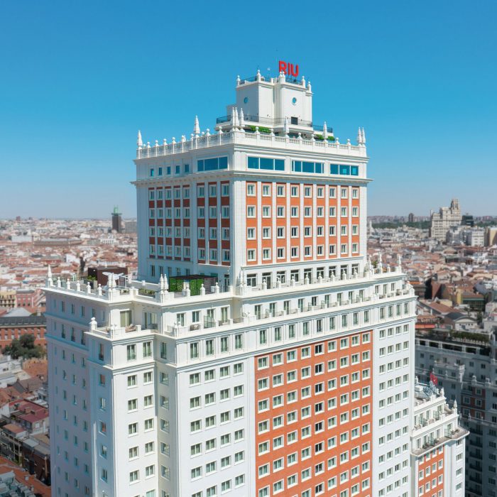 Fachada del Riu Plaza España, elemento arquitectónico preservado del edificio original