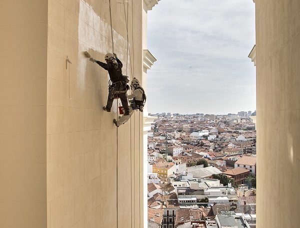 Trabajos en altura durante la reforma para la construcción del Riu Plaza España