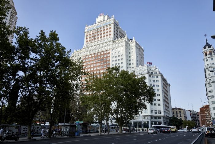 Hotel Riu Plaza España, que alberga la terraza más famosa de Madrid en su planta 27