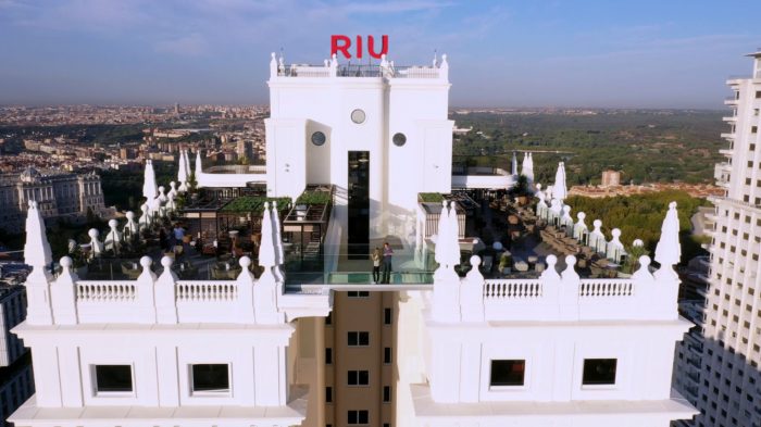 Terrasse des Hotels Riu Plaza España mit der Glas-Gangway in der Mitte