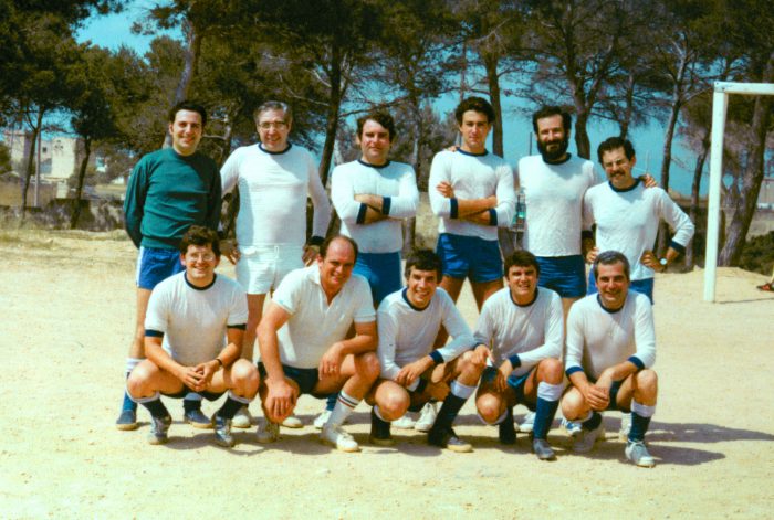 Luis Riu Güell, Luis Riu Bertrán y Félix Casado en una foto jugando al fútbol en 1978