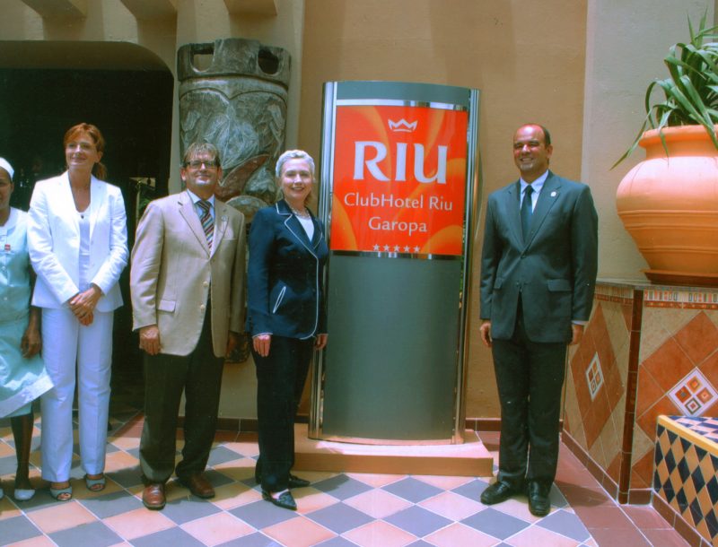 Félix Casado with Hilary Clinton on her visit to Cabo Verde in August 2009, at the Riu Garopa.