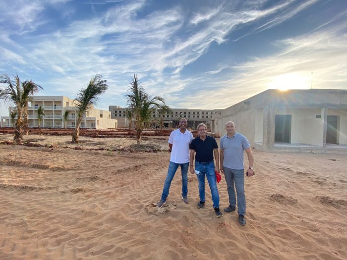 Félix Casado überwacht die Bauarbeiten für das zukünftige Hotel Riu Baobab im Senegal.