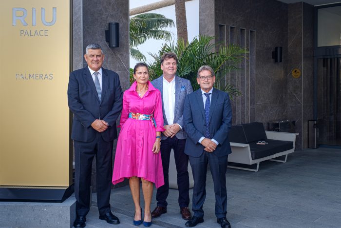 Inauguración del Hotel Riu Palmeras con Félix Casado como primer director, a la derecha