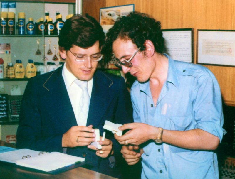 Félix Casado, en una imagen antigua con un compañero en la recepción de un hotel de la cadena RIU.