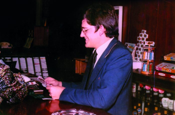 Félix Casado trabajando en la recepción de uno de los hoteles de RIU, en sus inicios