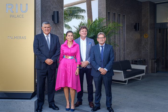 Re-opening of the Hotel Riu Palmeras after its refurbishment, with Félix Casado, who was the first director and who made his debut as hotel manager, on the right