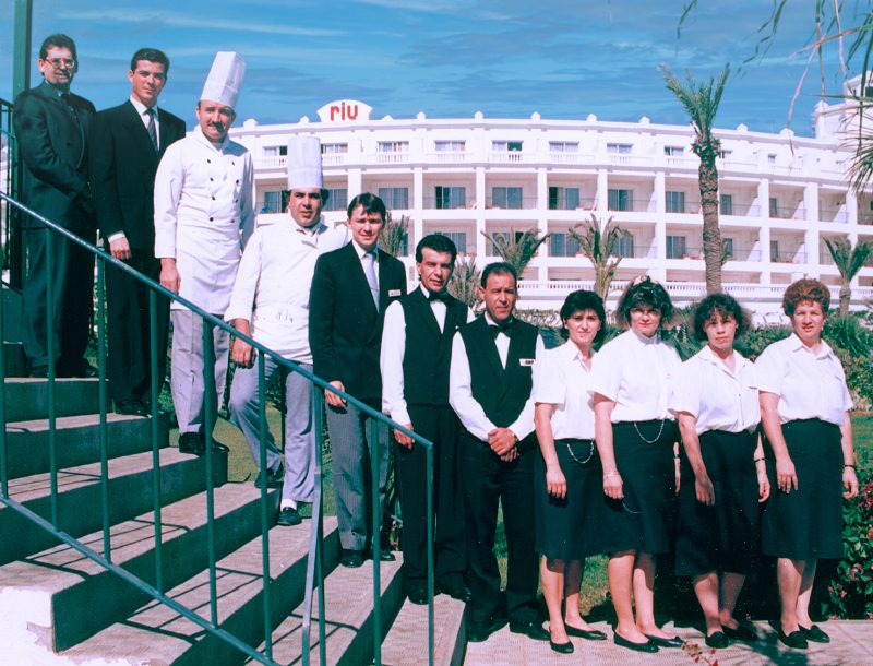 Félix Casado, with the waiters and cooking team of the Riu Palace Maspalomas hotel.