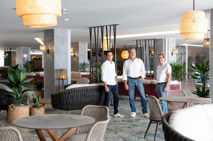 Luis Riu Güell and Luis Riu Rodríguez with Félix Casado at the Hotel Riu Buenavista