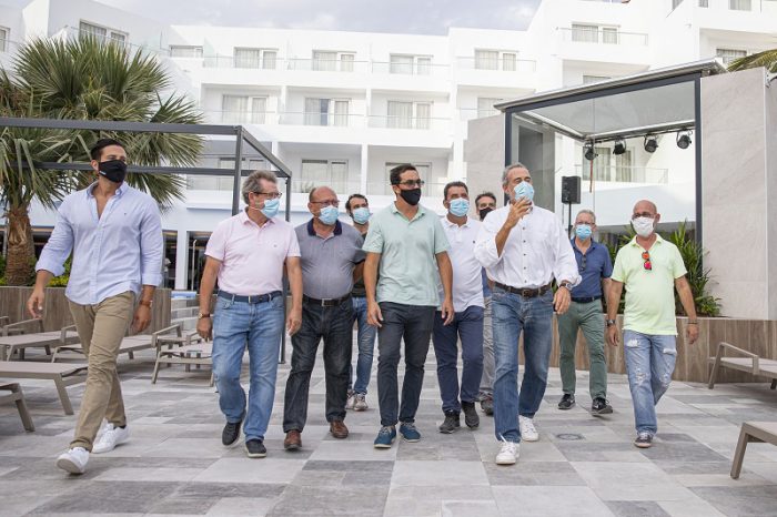 Luis Riu, Roberto Riu y Félix Casado con miembros de los equipos de Operaciones y Obras en RIU en el Hotel Riu Palace Tres Islas