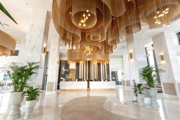 Lobby del Hotel Riu Palace Maspalomas, reformado en 2021, con lámparas que evocan las dunas de Gran Canaria