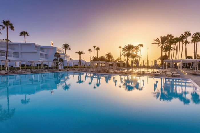 Piscinas del Hotel Riu Paraiso en Lanzarote, reformado en 2021
