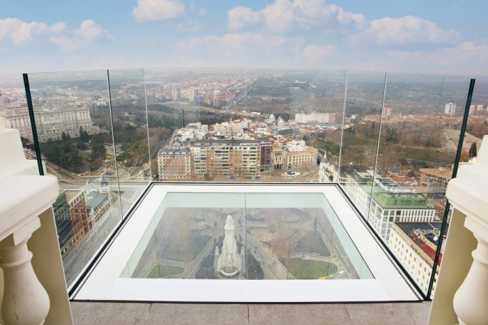 Die in der Luft schwebende Glas-Gangway befindet sich auf der 360º-Terrasse im 27. Stock.