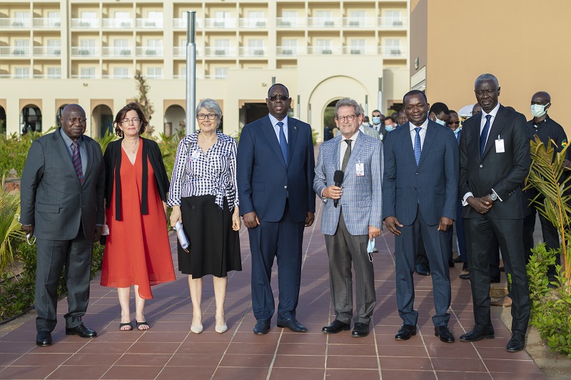 Carmen Riu, Eigentümerin der RIU-Kette, bei der Veranstaltung vor der Einweihung des neuen Riu Baobab Hotels im Senegal mit dem Präsidenten der Republik, Macky Sall, und anderen Behörden