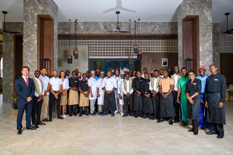 El equipo de Operaciones del nuevo Hotel Riu Baobab en Senegal con Luis Riu, CEO de la cadena hotelera
