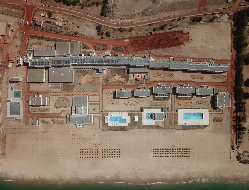 Vista cenital de los edificios y la zona de piscinas en construcción del Hotel Riu Baobab en Senegal