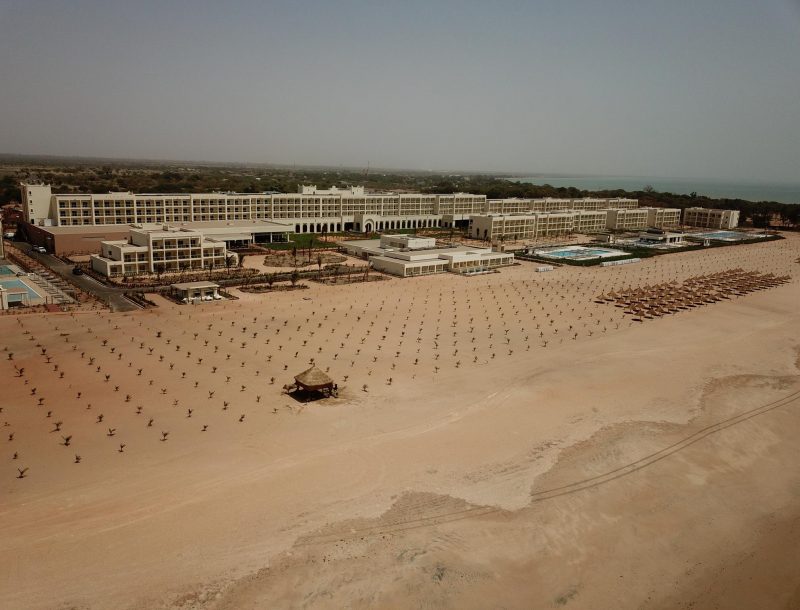 Vista general de las instalaciones en construcción del Hotel Riu Baobab en Senegal