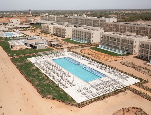 Poolbereich des neuen Hotels Riu Baobab im Senegal