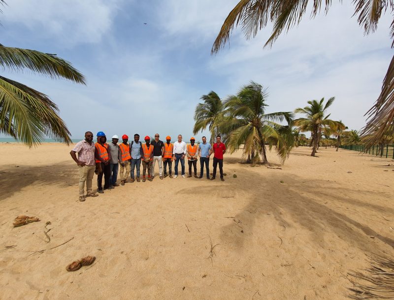 Luis Riu, CEO de RIU Hotels & Resorts, con varios miembros del equipo que ha participado en las obras del Hotel Riu Baobab en Senegal