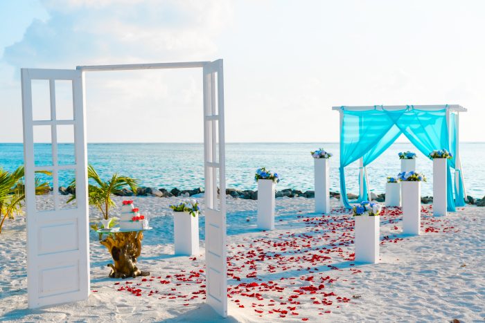 Für eine Hochzeitszeremonie auf den Malediven mit RIU vorbereiteter Traualtar