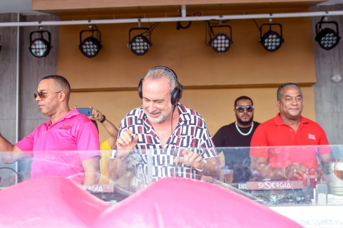 Luis Riu, CEO de RIU Hotels, en la cabina de DJ durante los actos Riu Party