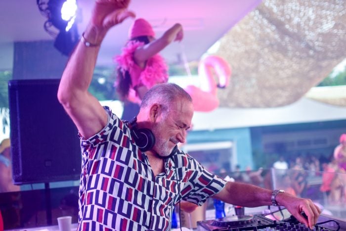 Luis Riu trabajando como DJ en una Riu Party celebrada en el complejo de hoteles RIU Punta Cana en 2022