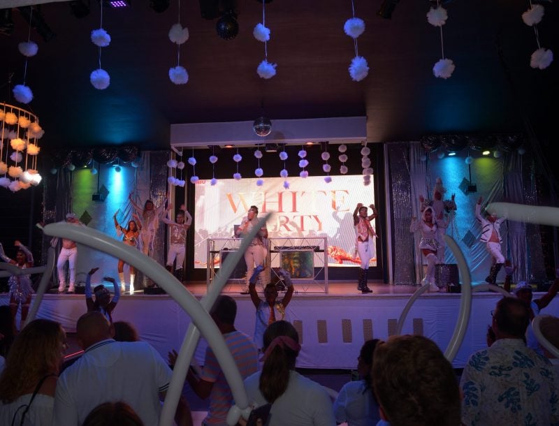 Espectáculo en el escenario en la Riu Get Together Party, fiesta en el hotel Riu Tequila en México