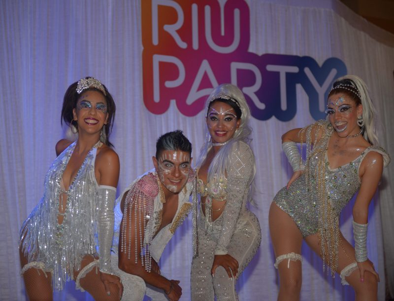 Vier Mitglieder des Tanzteams der Riu Get Together Party im Hotel Riu Tequila in Mexiko