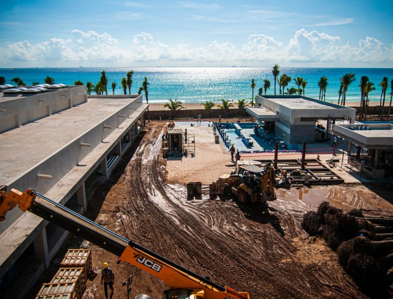 Obras de construcción del hotel Riu Palace Riviera Maya en Playa del Carmen, en México