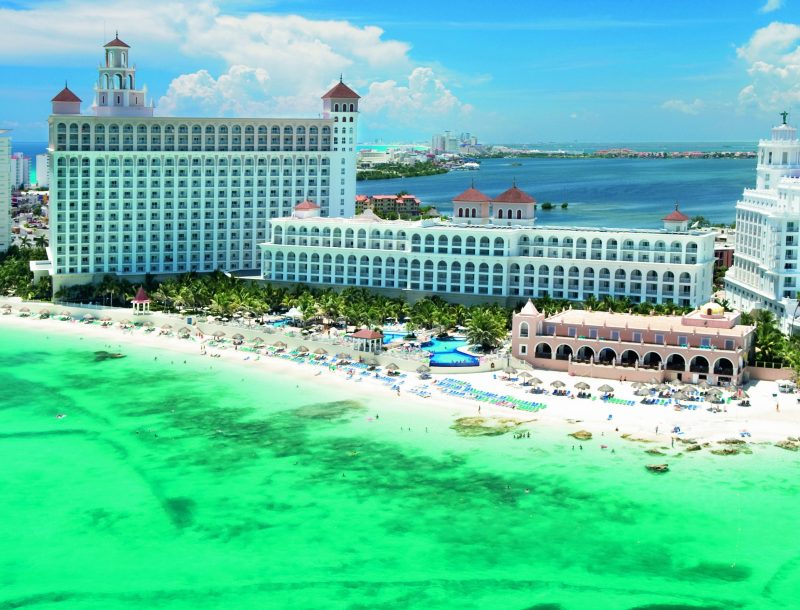 Vista exterior del Hotel Riu Cancun en México en sus inicios en 2003.