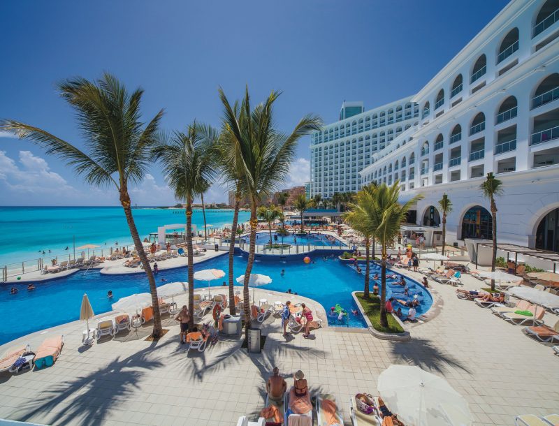 Zona de piscinas del hotel Riu Cancun en México