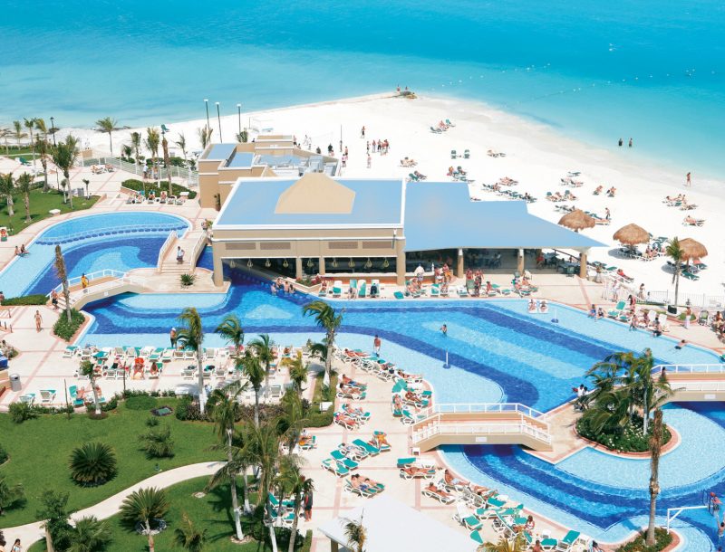 Zona de piscinas del hotel Riu Caribe en Cancún, México