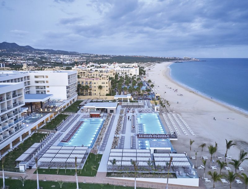 Vista lateral del hotel Riu Palace Baja California en Los Cabos, México