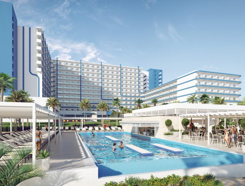 Zona de piscinas del hotel Riu Palace Kukulkan en Cancun, México