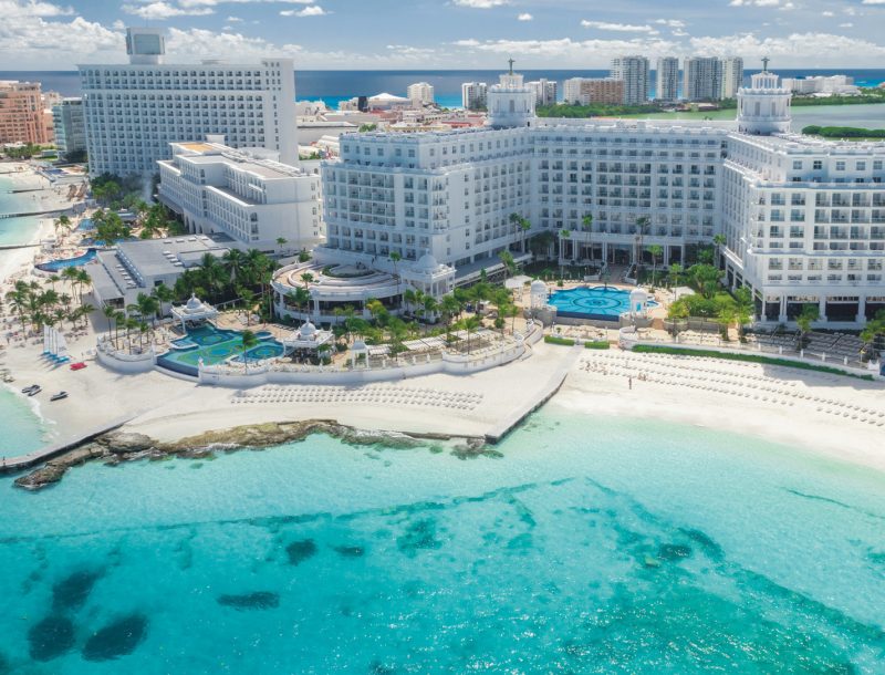 Vista general desde el mar del hotel Riu Palace Las Américas en Cancún, México