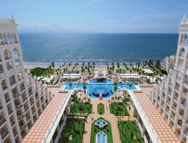 Gärten und Pools des Hotels Riu Palace Pacifico in Riviera Nayarit, Mexiko