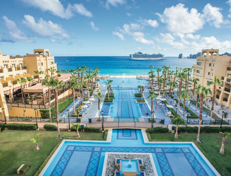 Espacio central de piscinas en el hotel Riu Santa Fe en Los Cabos, México