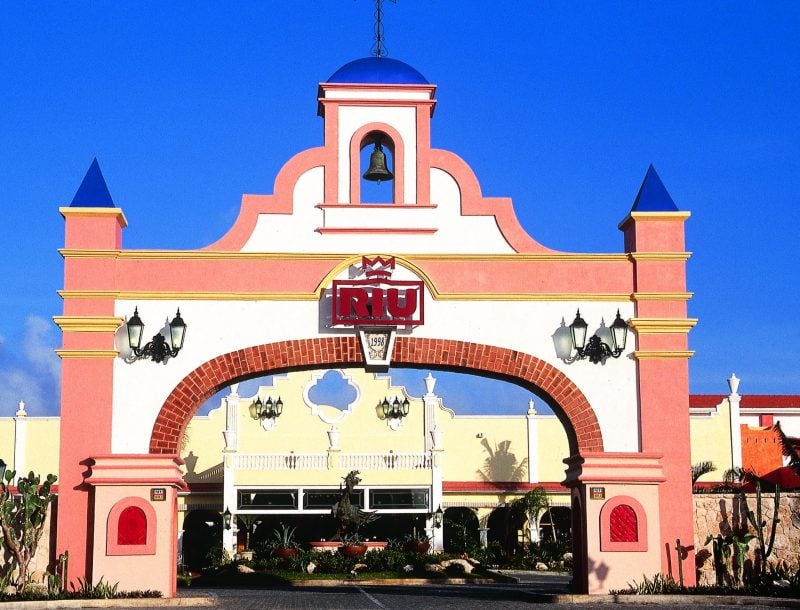 Entrada del hotel Riu Tequila en Playa del Carmen, en México, tras su apertura en 1998.