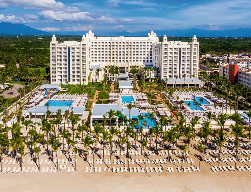 Vista frontal del Hotel Riu Vallarta en Riviera Nayarit, en México