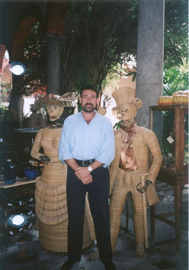 Luis Riu in Tlaquepaque neben den beiden Catrinas, die die Lobby des Hotels Riu Palace Mexiko seit 1999 schmücken